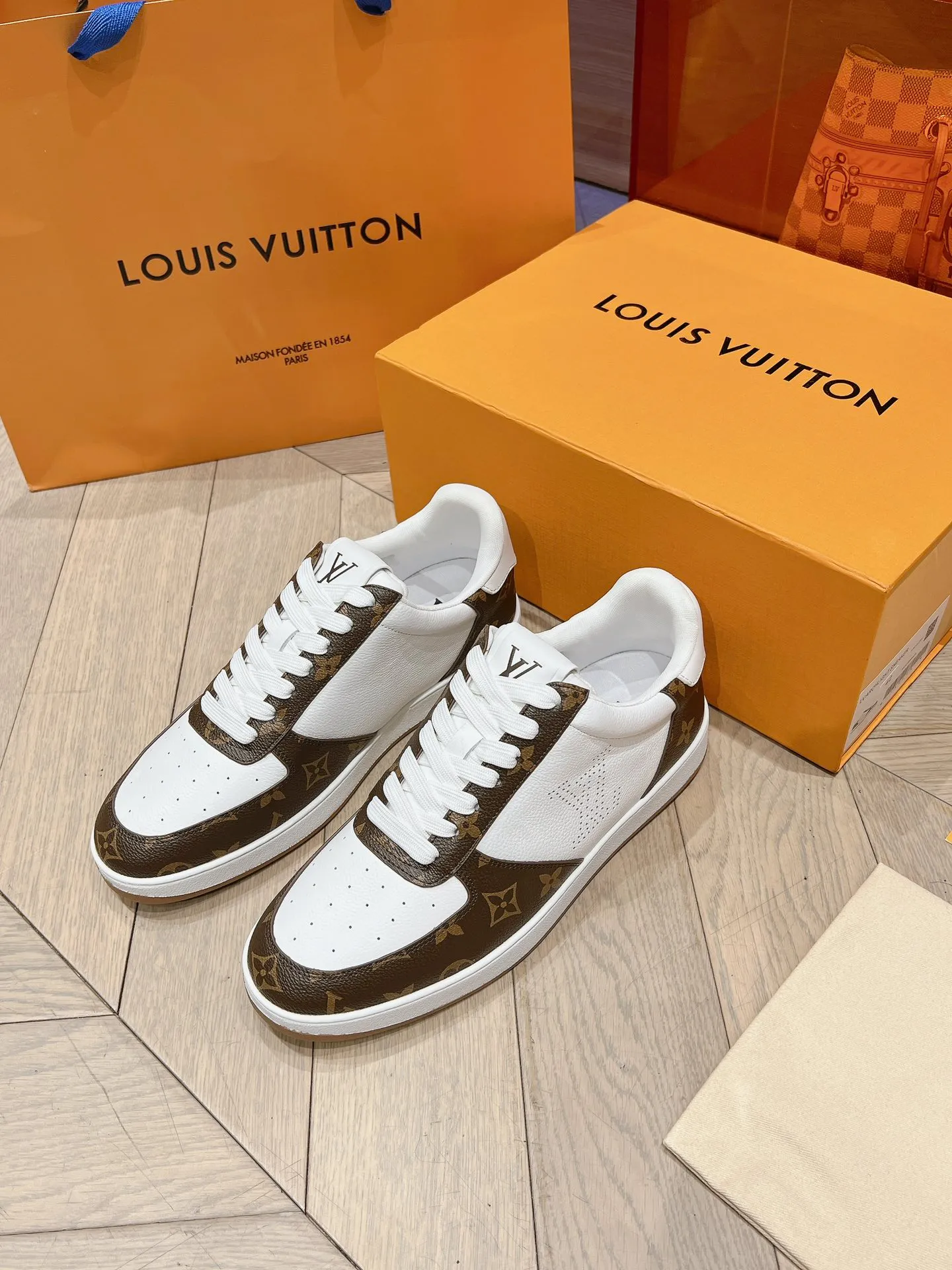 👟👟Ex-factory price 680👟👟 LV new white shoes men's letter series letter color matching pure cowhide 3D printed breathable holes men's casual business travel shoes👟full of comfort Size number: 39-45